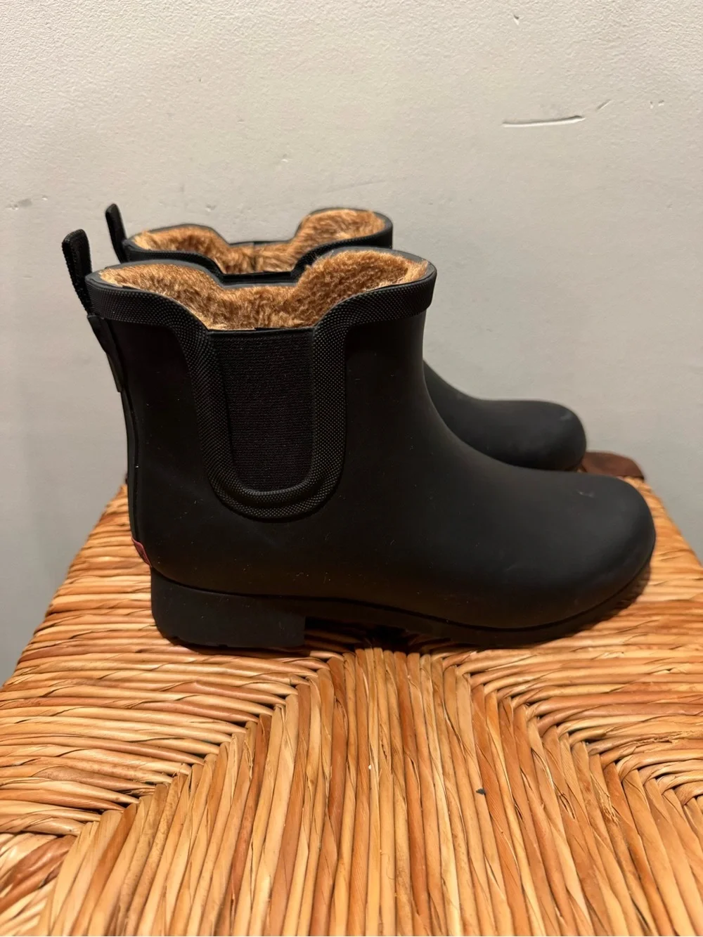 chooka Black Short Waterproof Rain Boots with Faux-Fur Lining size 8